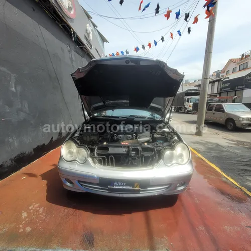 Mercedes Benz C180, Modelo 2005 - Imagen 3