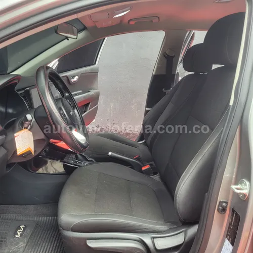Kia Rio Vibrant, Modelo 2024 - Imagen 7